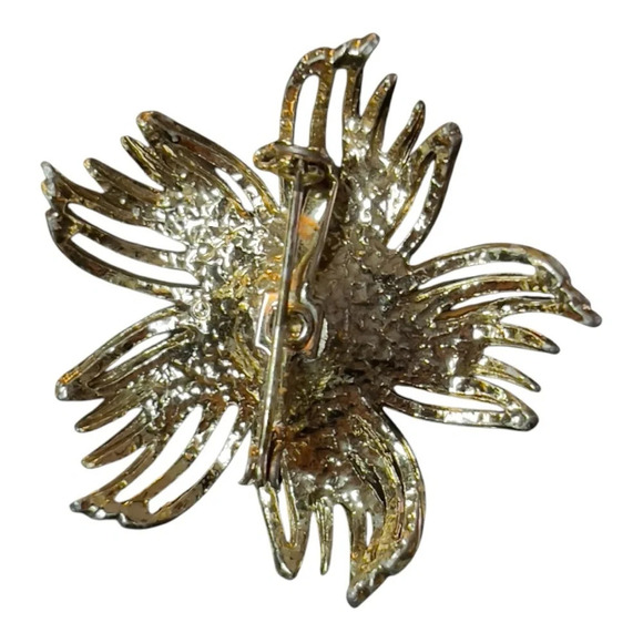 1960s Flower Pinwheel Brooch with Gold Toned Metal and Faux Pearl - Picture 4 of 5
